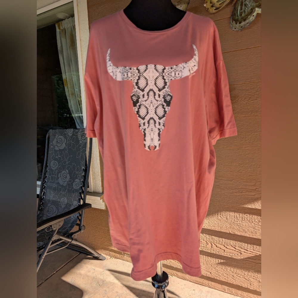 Dusty Pink T-Shirt with Snake Print Bull Design